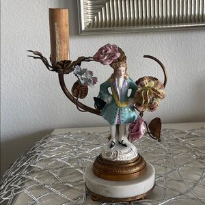 This is a French Louis XV-style porcelain figural boudoir table lamp